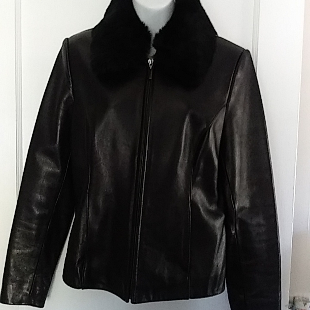 Women's Apt. 9 black leather jacket with removable fur collar. Size Small.